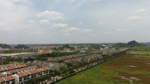 Những căn biệt thự vắng bóng người ở khu đô thị Sunny Garden City - Hình 3 Nhung can biet thu vang bong nguoi o khu do thi Sunny Garden City-Hinh-3