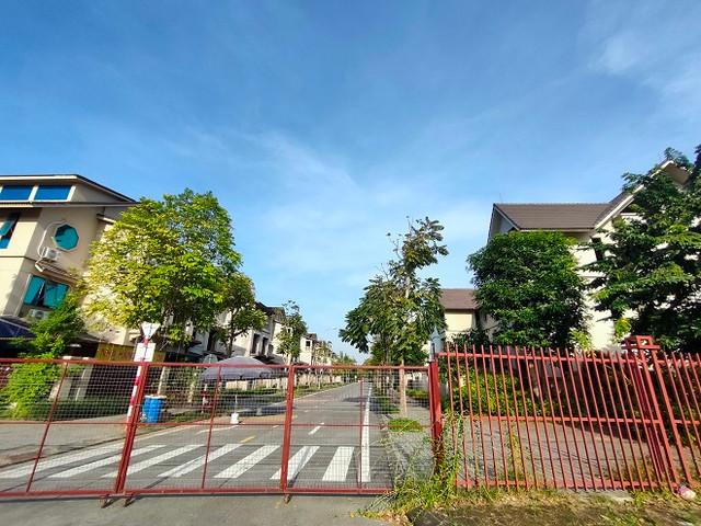 Những căn biệt thự vắng bóng người ở khu đô thị Sunny Garden City - Hình 10 Nhung can biet thu vang bong nguoi o khu do thi Sunny Garden City-Hinh-10