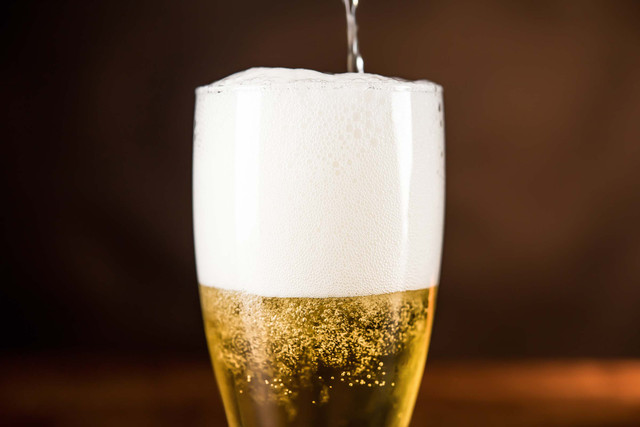 Ngày hè oi ả, uống bia thế nào không hại cơ thể? Ngay he oi a, uong bia the nao khong hai co the?