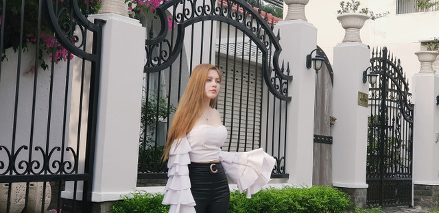 Mỹ nhân “lên giường” với Vũ trong Về nhà đi con ăn mặc siêu gợi cảm, quyến rũ - Hình 7 My nhan “len giuong” voi Vu trong Ve nha di con an mac sieu goi cam, quyen ru-Hinh-7