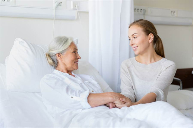 Bộ mặt 'ác quỷ' người con gái hiếu thảo chăm mẹ trong bệnh viện Bo mat 'ac quy' nguoi con gai hieu thao cham me trong benh vien