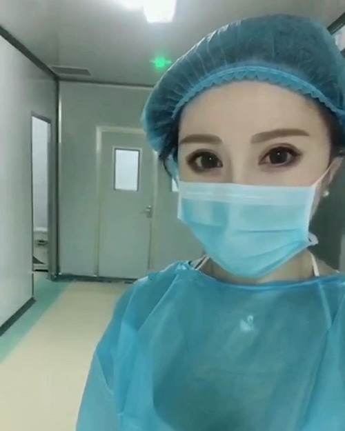 Nữ bác sĩ 'cơ bắp' xinh đẹp 'tuyên chiến' với virus corona - Hình 2 Nu bac si 'co bap' xinh dep 'tuyen chien' voi virus corona-Hinh-2