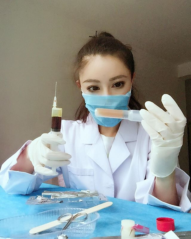 Nữ bác sĩ 'cơ bắp' xinh đẹp 'tuyên chiến' với virus corona Nu bac si 'co bap' xinh dep 'tuyen chien' voi virus corona