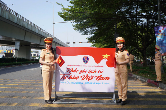 Tổ tuần tra và phát nước suối miễn phí cho người dân sáng ngày 29/4 (ảnh: H.G)