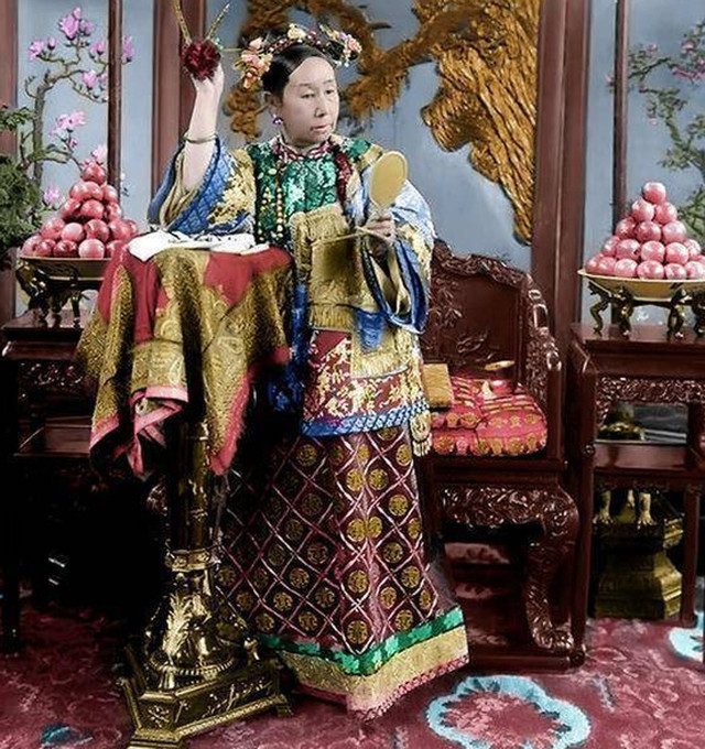 Lý do cung nữ phải ngậm nước trong miệng khi Từ Hy đi vệ sinh? Ly do cung nu phai ngam nuoc trong mieng khi Tu Hy di ve sinh?