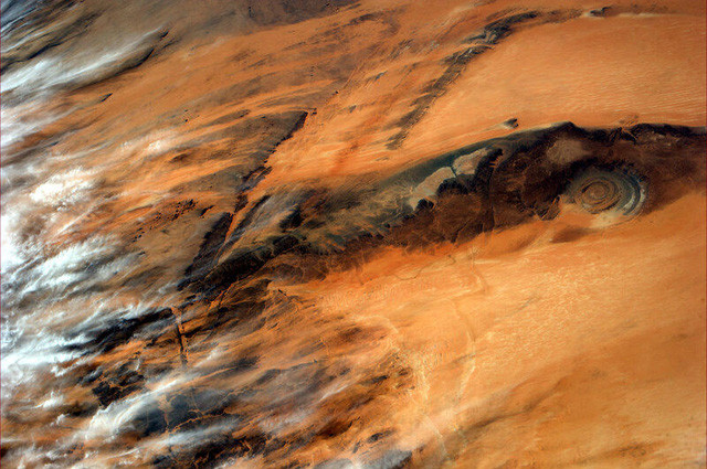 Bí ẩn “con mắt” khủng nhất thế giới nằm giữa sa mạc - Hình 6 Bi an “con mat” khung nhat the gioi nam giua sa mac-Hinh-6