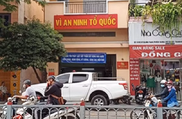 Thieu uy cong an va bao ve dan pho o Sai Gon nghi 'lam tien' sinh vien: Cuong doat tai san va toi nhan hoi lo