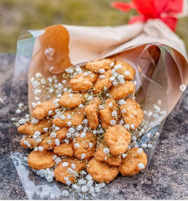 Thú vị những bó hoa ăn được độc đáo để tặng phụ nữ ngày 8/3 - Hình 10 Thu vi nhung bo hoa an duoc doc dao de tang phu nu ngay 8/3-Hinh-10