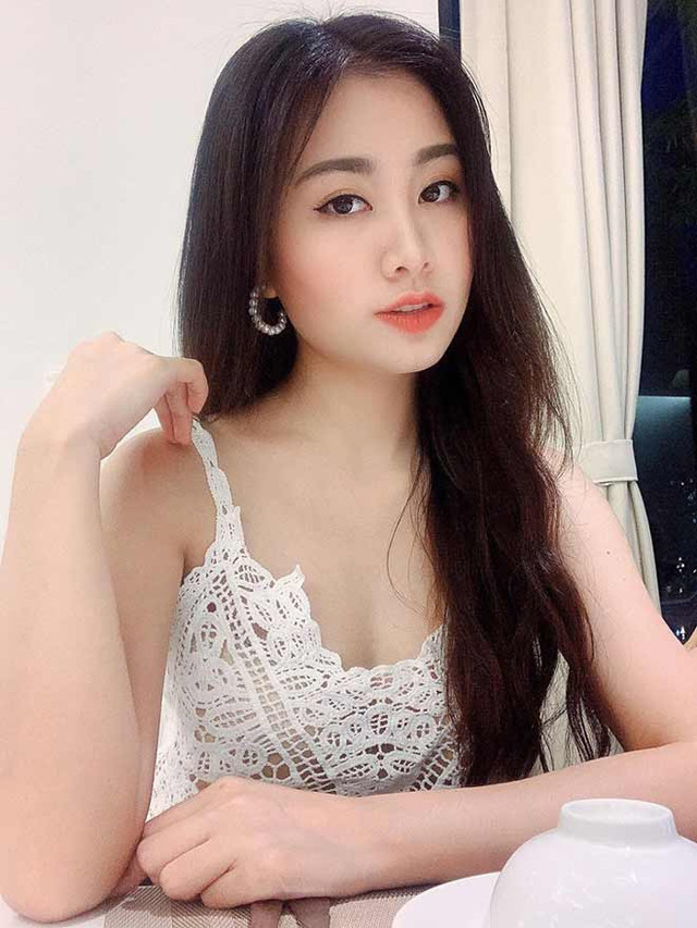 Nữ giảng viên xinh đẹp xứ Nghệ gây sốt vì ăn mặc gợi cảm - Hình 3 Nu giang vien xinh dep xu Nghe gay sot vi an mac goi cam-Hinh-3