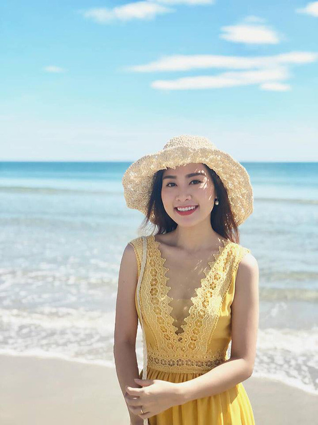 Nữ giảng viên xinh đẹp xứ Nghệ gây sốt vì ăn mặc gợi cảm - Hình 4 Nu giang vien xinh dep xu Nghe gay sot vi an mac goi cam-Hinh-4