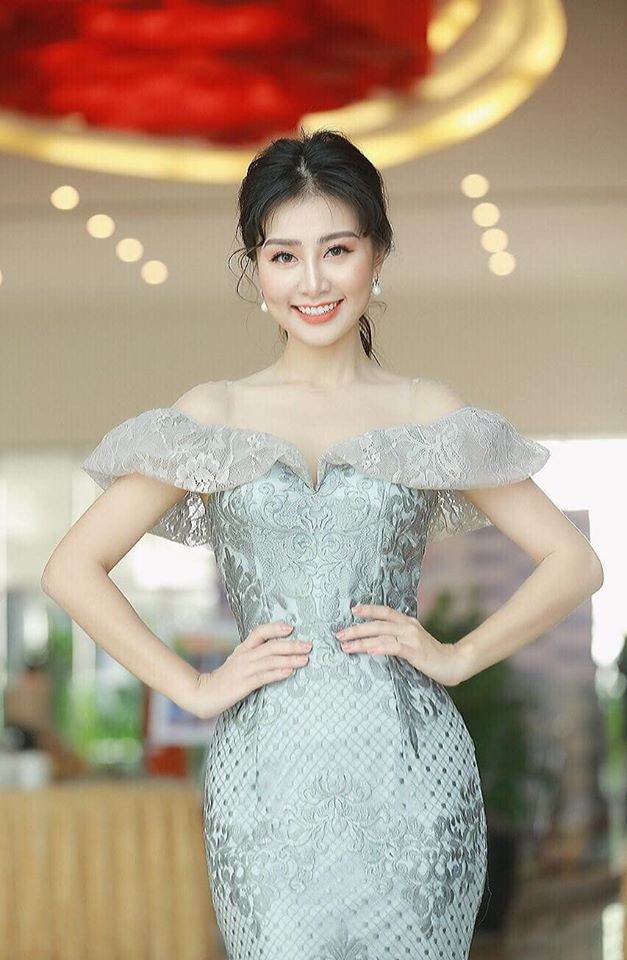 Nữ giảng viên xinh đẹp xứ Nghệ gây sốt vì ăn mặc gợi cảm - Hình 9 Nu giang vien xinh dep xu Nghe gay sot vi an mac goi cam-Hinh-9