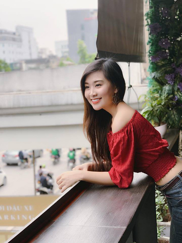Nữ giảng viên xinh đẹp xứ Nghệ gây sốt vì ăn mặc gợi cảm - Hình 5 Nu giang vien xinh dep xu Nghe gay sot vi an mac goi cam-Hinh-5