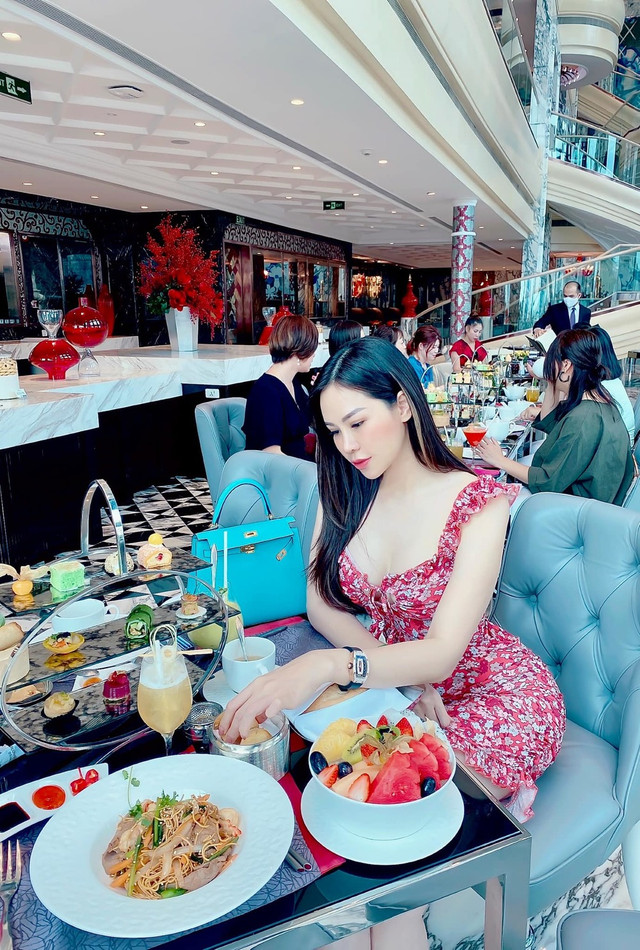 Con dâu tỷ phú Hoàng Kiều ăn mặc vô cùng gợi cảm Con dau ty phu Hoang Kieu an mac vo cung goi cam