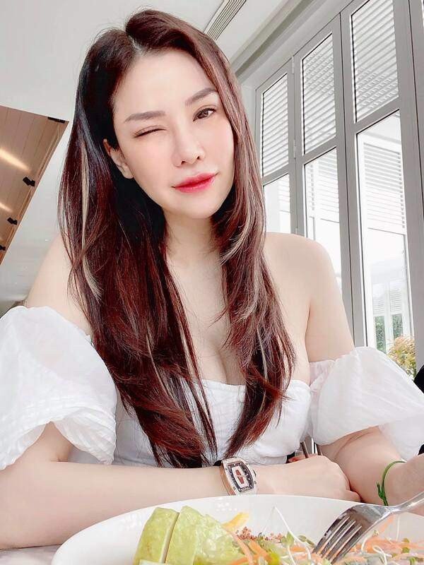 Con dâu tỷ phú Hoàng Kiều ăn mặc vô cùng gợi cảm - Hình 3 Con dau ty phu Hoang Kieu an mac vo cung goi cam-Hinh-3