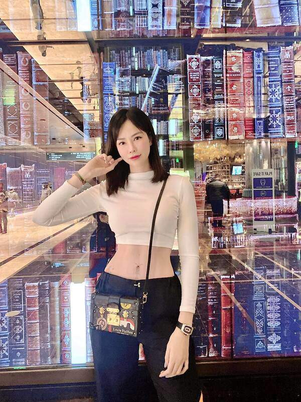 Con dâu tỷ phú Hoàng Kiều ăn mặc vô cùng gợi cảm - Hình 4 Con dau ty phu Hoang Kieu an mac vo cung goi cam-Hinh-4