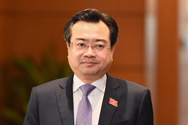 Bo truong Xay dung Nguyen Thanh Nghi hom nay dang dan tra loi chat van