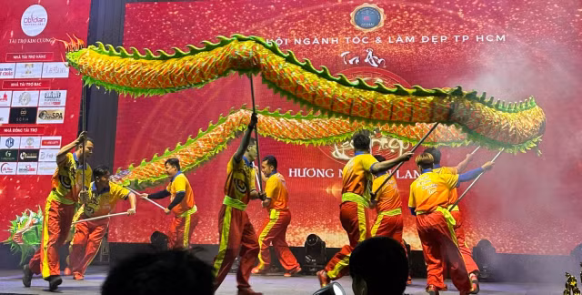 TPHCM: Gan 1000 nguoi dang huong tri an To nghiep nghe toc va lam dep-Hinh-4