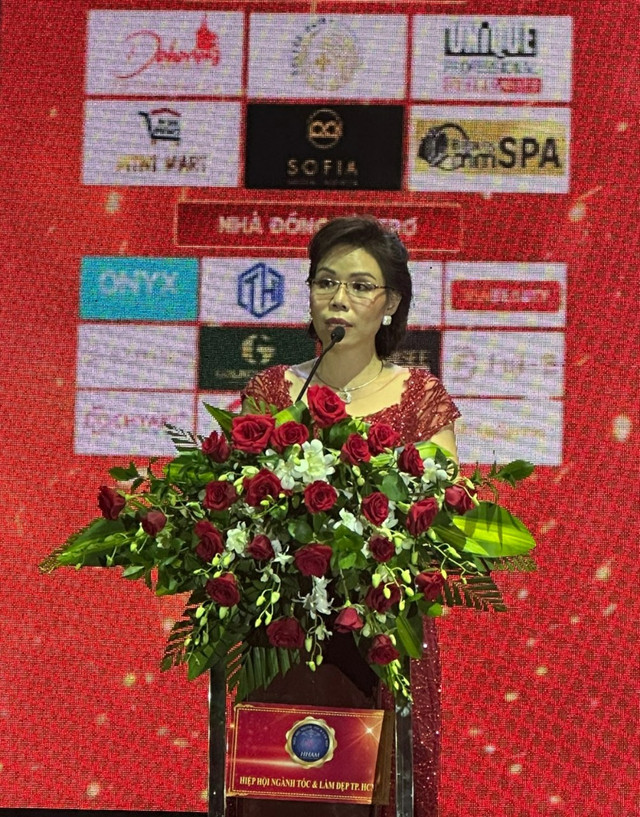 TPHCM: Gần 1000 người dâng hương tri ân Tổ nghiệp nghề tóc và làm đẹp - Hình 2 TPHCM: Gan 1000 nguoi dang huong tri an To nghiep nghe toc va lam dep-Hinh-2