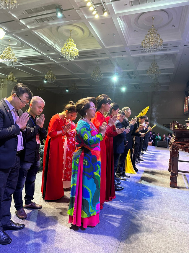 TPHCM: Gần 1000 người dâng hương tri ân Tổ nghiệp nghề tóc và làm đẹp TPHCM: Gan 1000 nguoi dang huong tri an To nghiep nghe toc va lam dep
