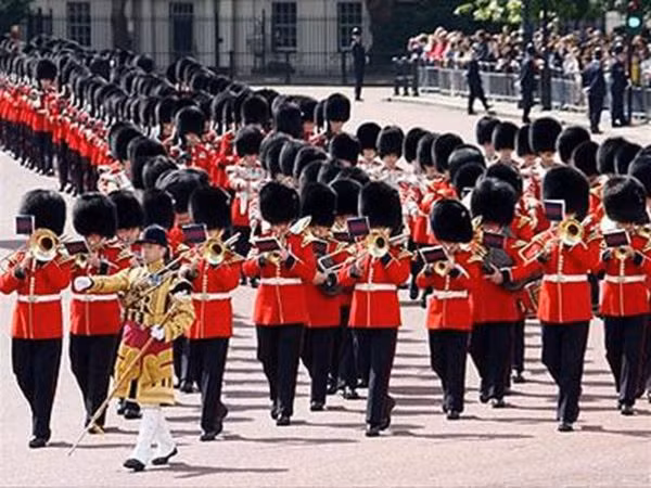 Vi sao doi ve binh hoang gia Anh luon mac quan phuc mau do?-Hinh-8