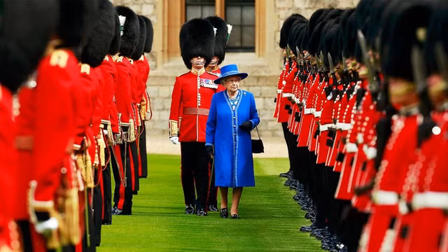 Vi sao doi ve binh hoang gia Anh luon mac quan phuc mau do?-Hinh-3