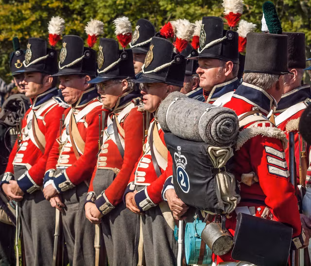 Vi sao doi ve binh hoang gia Anh luon mac quan phuc mau do?-Hinh-10
