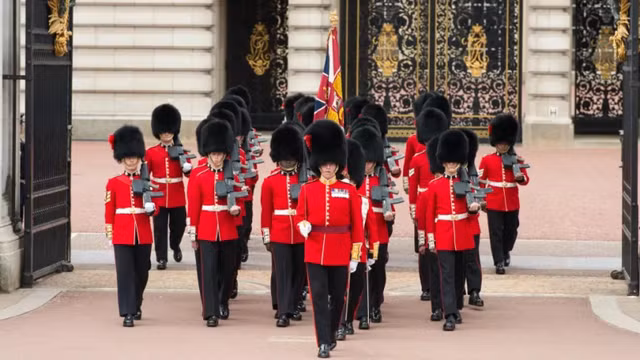 Vi sao doi ve binh hoang gia Anh luon mac quan phuc mau do?-Hinh-5