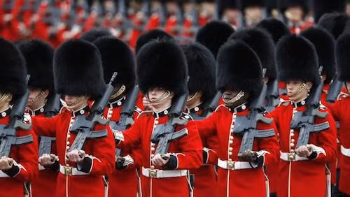 Vi sao doi ve binh hoang gia Anh luon mac quan phuc mau do?-Hinh-6