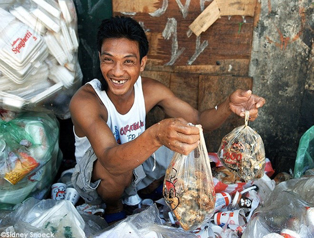 Kinh dị món ăn với nguyên liệu được nhặt từ bãi rác ở Philippines - Hình 7 Kinh di mon an voi nguyen lieu duoc nhat tu bai rac o Philippines-Hinh-7