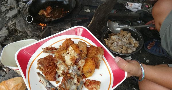 Kinh dị món ăn với nguyên liệu được nhặt từ bãi rác ở Philippines - Hình 8 Kinh di mon an voi nguyen lieu duoc nhat tu bai rac o Philippines-Hinh-8