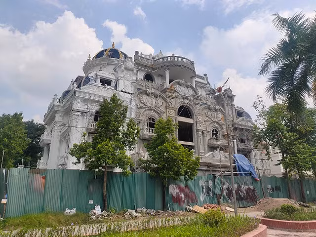 Can canh khu biet thu tien ty Cau Buou nhech nhac, bo hoang nhieu nam-Hinh-17