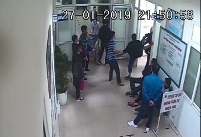 Hải Dương: Điều tra vụ hai nhóm thanh niên ẩu đả trong bệnh viện - Hình 2 Hai Duong: Dieu tra vu hai nhom thanh nien au da trong benh vien-Hinh-2