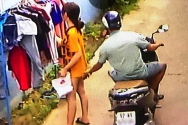Sàm sỡ phụ nữ bị đề nghị phạt 5 triệu: Có ngăn được kích dục nơi công cộng? Sam so phu nu bi de nghi phat 5 trieu: Co ngan duoc kich duc noi cong cong?