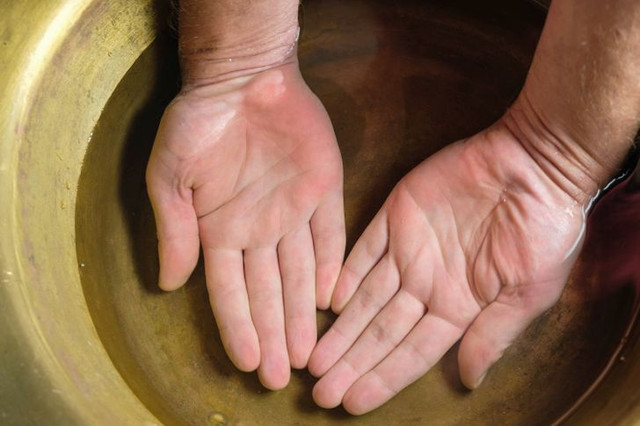 8 mẹo giúp đôi bàn tay mềm mại hơn - Hình 3 8 meo giup doi ban tay mem mai hon-Hinh-3
