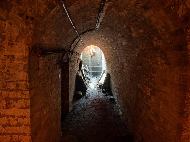 Phat hien duong ham bi mat cach nhieu thap ky duoi nha ga-Hinh-6