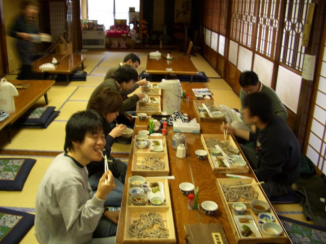 Vì sao người Nhật thích ngồi bệt xuống sàn khi ăn? - Hình 8 Vi sao nguoi Nhat thich ngoi bet xuong san khi an?-Hinh-8