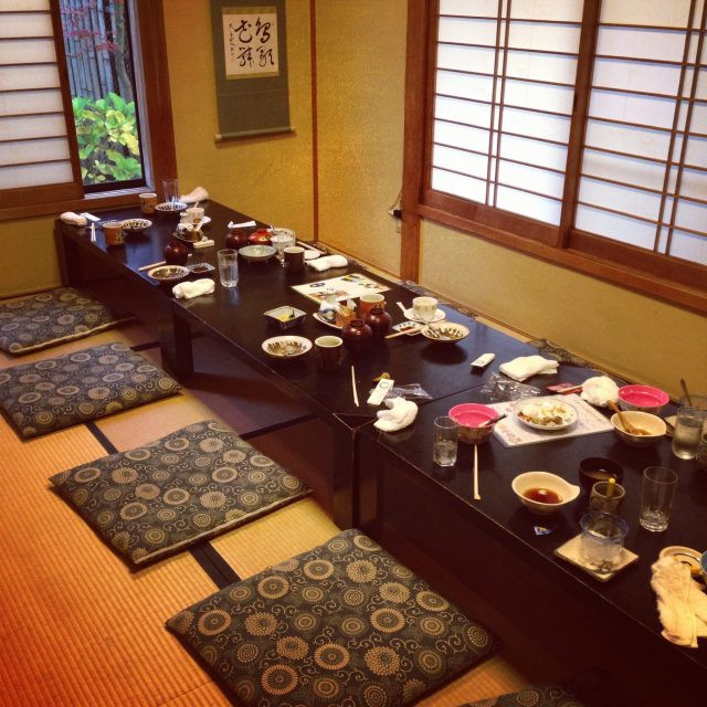 Vì sao người Nhật thích ngồi bệt xuống sàn khi ăn? - Hình 5 Vi sao nguoi Nhat thich ngoi bet xuong san khi an?-Hinh-5