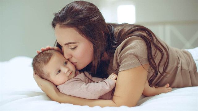 Mẹ vô tình giết chết con trai 11 ngày tuổi khi hôn con ngay sau khi sinh Me vo tinh giet chet con trai 11 ngay tuoi khi hon con ngay sau khi sinh