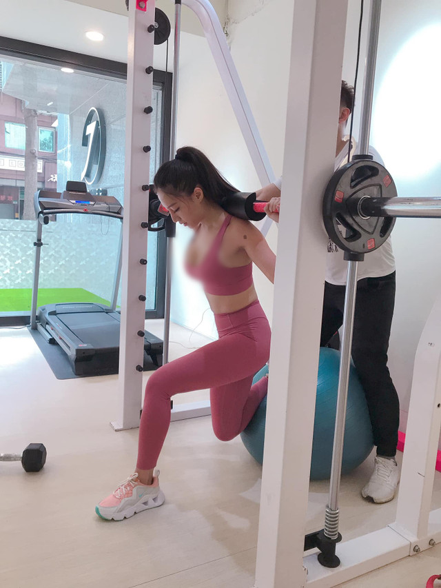 Single mom Lâm Thải Đề khoe ngực khủng eo thon - Hình 3 Single mom Lam Thai De khoe nguc khung eo thon-Hinh-3