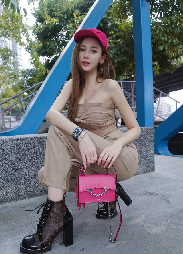 Hotgirl thể thao khoe ảnh tập tại nhà, trang phục sexy Hotgirl the thao khoe anh tap tai nha, trang phuc sexy