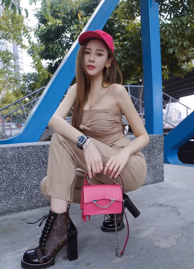 Hotgirl thể thao khoe ảnh tập tại nhà, trang phục sexy Hotgirl the thao khoe anh tap tai nha, trang phuc sexy