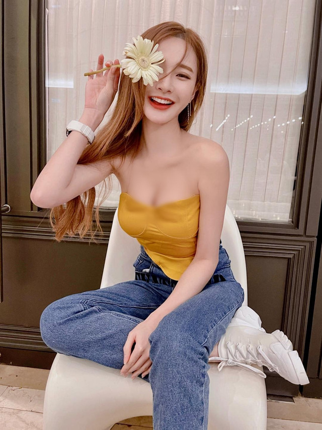 Hotgirl thể thao khoe ảnh tập tại nhà, trang phục sexy - Hình 12 Hotgirl the thao khoe anh tap tai nha, trang phuc sexy-Hinh-12