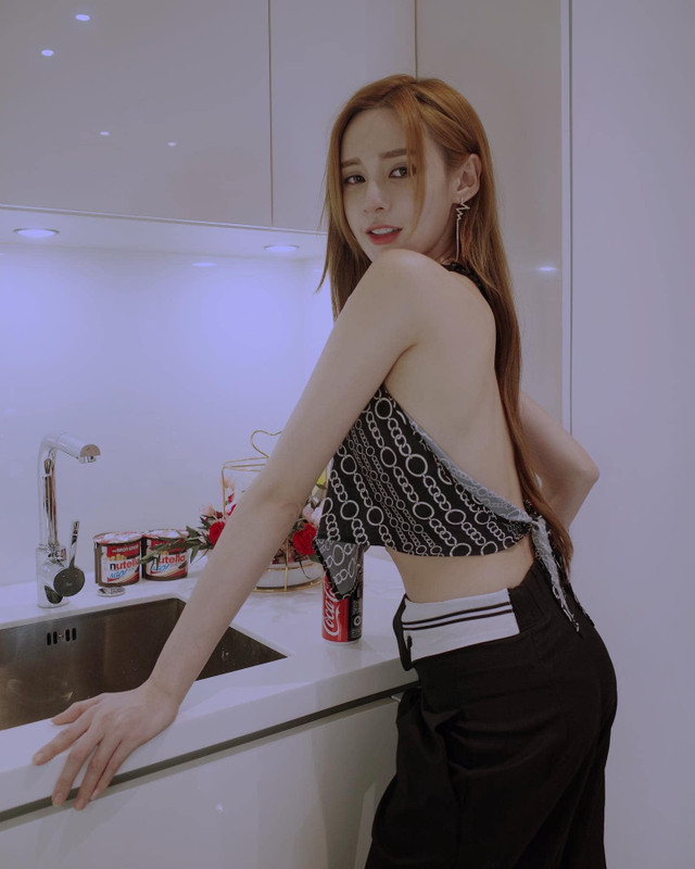 Hotgirl thể thao khoe ảnh tập tại nhà, trang phục sexy - Hình 9 Hotgirl the thao khoe anh tap tai nha, trang phuc sexy-Hinh-9