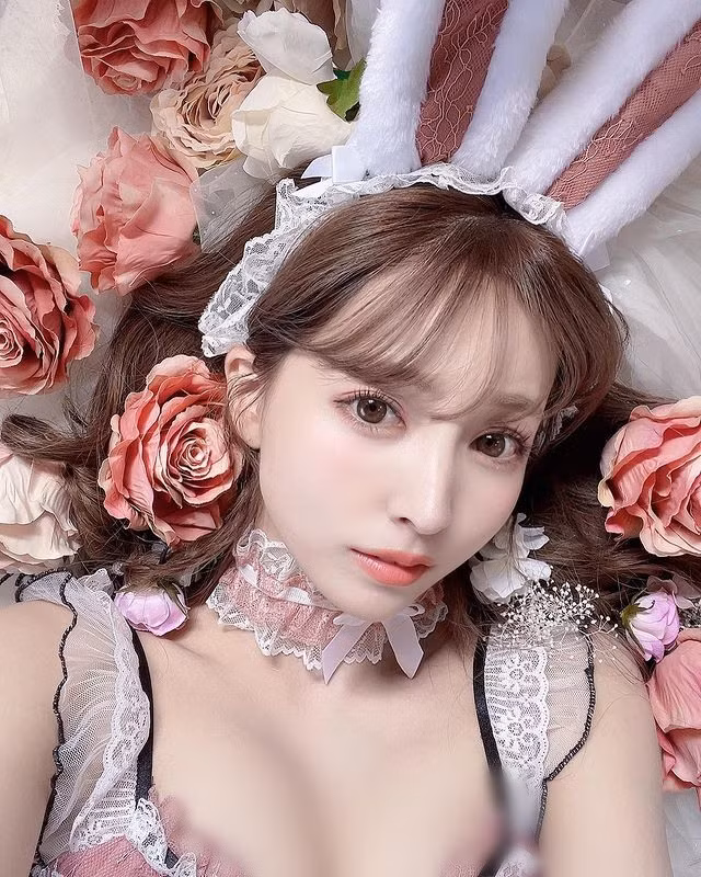 Phong cach thoi trang goi cam cua nguoi dep khoe cach uong nuoc bang nguc-Hinh-5