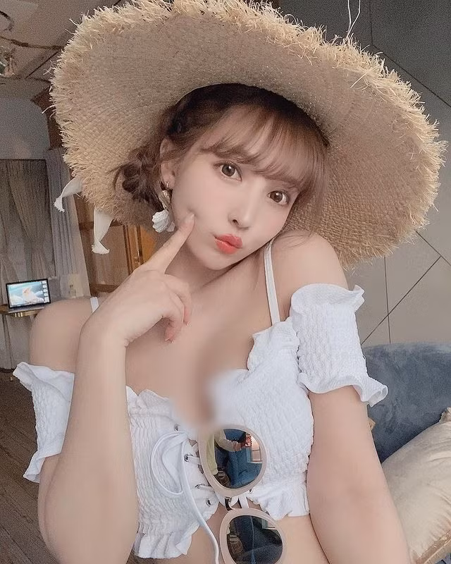 Phong cach thoi trang goi cam cua nguoi dep khoe cach uong nuoc bang nguc-Hinh-6