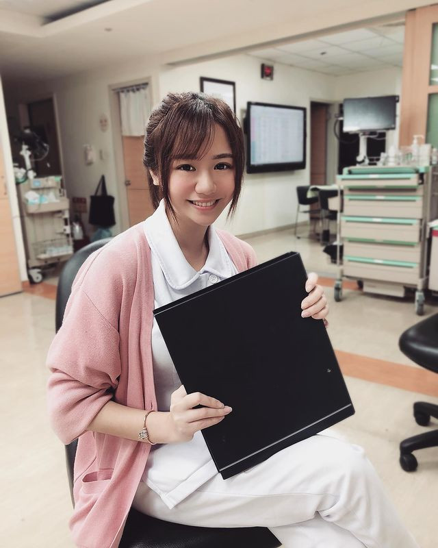 Nữ y tá khiến fan ngây ngất với thân hình bốc lửa khi chỉ quấn chiếc khăn tắm - Hình 2 Nu y ta khien fan ngay ngat voi than hinh boc lua khi chi quan chiec khan tam-Hinh-2