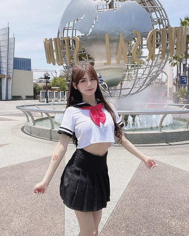 Hot girl chuộng phong cách áo ngắn cũn, xẻ ngực sâu táo bạo - Hình 14 Hot girl chuong phong cach ao ngan cun, xe nguc sau tao bao-Hinh-14