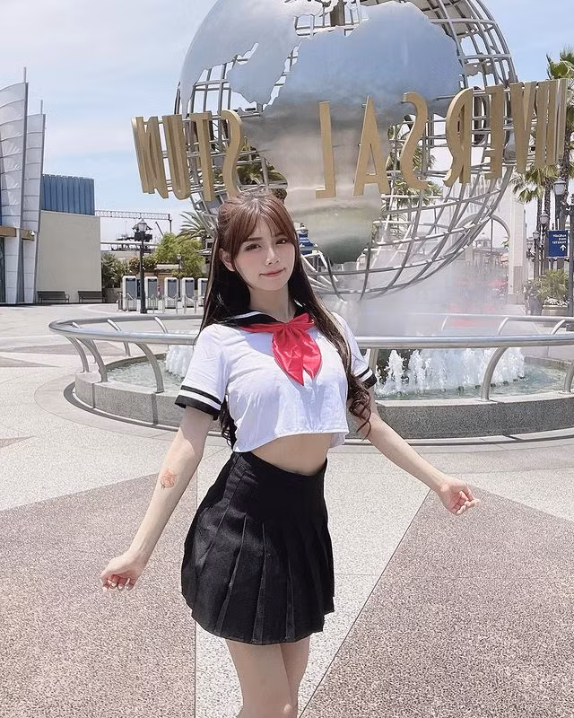 Hot girl chuộng phong cách áo ngắn cũn, xẻ ngực sâu táo bạo - Hình 14 Hot girl chuong phong cach ao ngan cun, xe nguc sau tao bao-Hinh-14