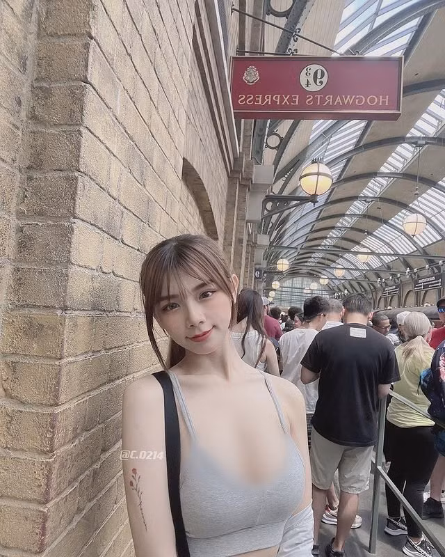 Hot girl chuộng phong cách áo ngắn cũn, xẻ ngực sâu táo bạo - Hình 12 Hot girl chuong phong cach ao ngan cun, xe nguc sau tao bao-Hinh-12