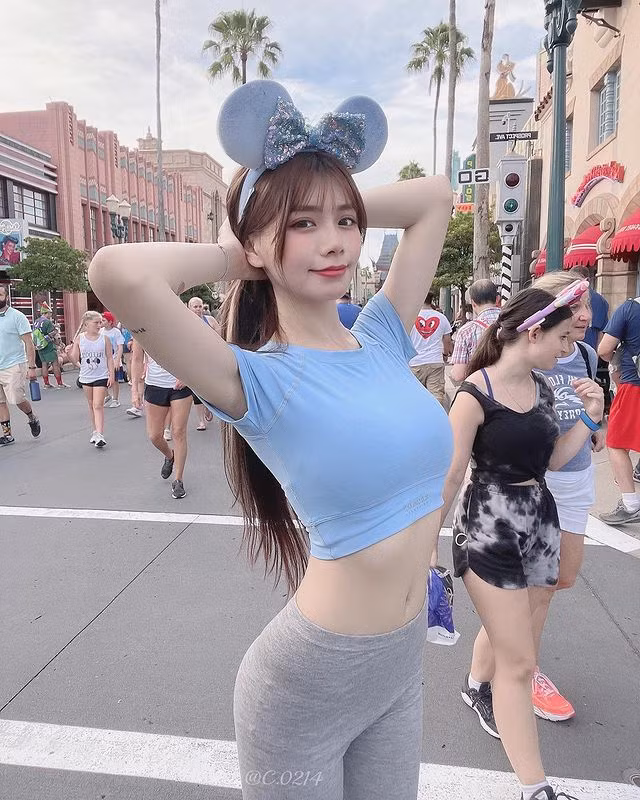 Hot girl chuộng phong cách áo ngắn cũn, xẻ ngực sâu táo bạo - Hình 6 Hot girl chuong phong cach ao ngan cun, xe nguc sau tao bao-Hinh-6